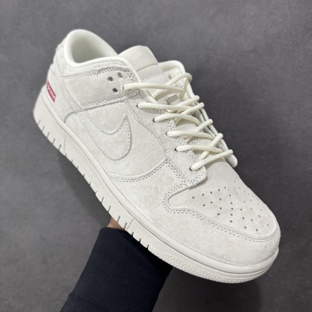 图片[3]-【定制版】高端定制Nike SB Dunk Low “Superme联名——浅骨白” 高端定制 低帮休闲板鞋 定制鞋盒 大厂纯原品质出货 超高清洁度 皮料切割干净无任何毛边 细节完美 货号：DD1988-005 尺码：36 36.5 37.5 38 38.5 39 40 40.5 41 42 42.5 43 44 44.5 45 编码：HXSB330340-选品中心