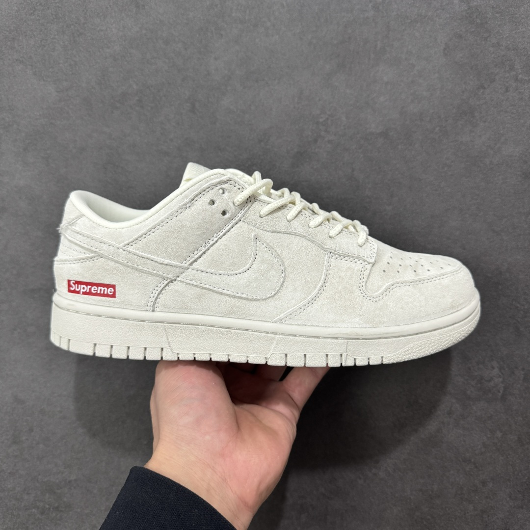 【定制版】高端定制Nike SB Dunk Low “Superme联名------浅骨白” 高端定制 低帮休闲板鞋 定制鞋盒 大厂纯原品质出货 超高清洁度 皮料切割干净无任何毛边 细节完美 货号:DD1988-005 尺码:36 36.5 37.5 38 38.5 39 40 40.5 41 42 42.5 43 44 44.5 45 编码:HXSB330340-选品中心