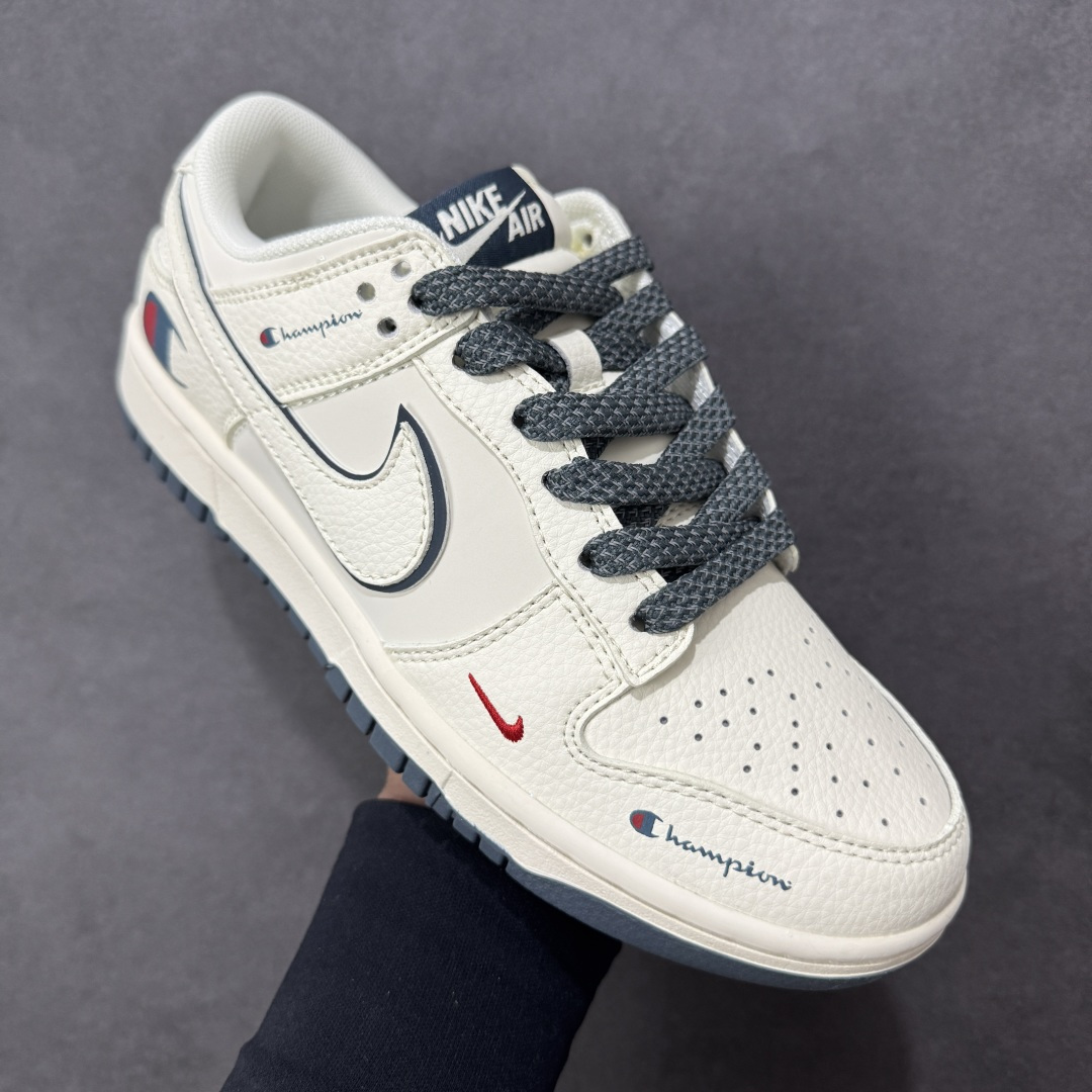 图片[3]-【定制版】Nike SB Dunk Low“ 冠军联名—午夜蓝” 周年高端定制 低帮休闲板鞋 定制鞋盒 大厂纯原品质出货 超高清洁度 皮料切割干净无任何毛边 细节完美 货号：JP1628-026 尺码：36 36.5 37.5 38 38.5 39 40 40.5 41 42 42.5 43 44 44.5 45 编码：HXSB330340-选品中心