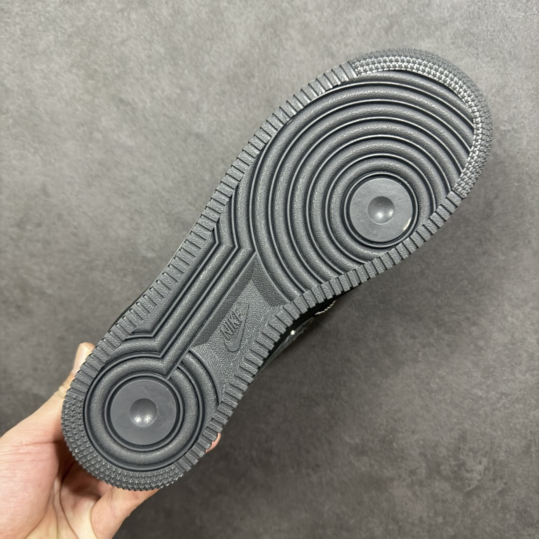 图片[9]-【定制版】NIke Air Force 1 \’07 Low “黑乱勾”空军一号 低帮 运动鞋 休闲鞋 折边针车 工艺难度大 原楦头原纸板 原装鞋盒 定制五金配件 内置全掌气垫 原厂鞋底 货号：DD8585-200 尺码：36 36.5 37.5 38 38.5 39 40 40.5 41 42 42.5 43 44 44.5 45 编码：HXSA310320-选品中心