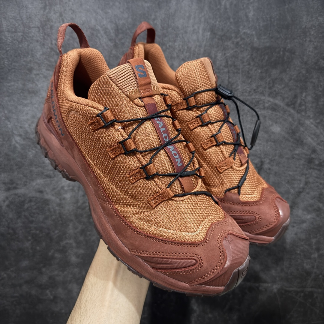 【PK升级版】Salomon萨洛蒙2025秋冬新款XA pro 3D JEONG LI 二代系列新色系跑步鞋休闲运动鞋 479615 T0级别版本出货-只做市面市场第一档 皮面部位采用头层皮打造-横扫市面 中底搭载全掌玻璃纤维能量板和超厚弹性泡沫中底,跑动时推进力十足,缓震回馈很强,日常通勤或训练都很稳 鞋身长毛牛猄皮面设计,内层材质透气网面 穿着舒适度好 原版材质 原版大底 尺码:36-45-选品中心