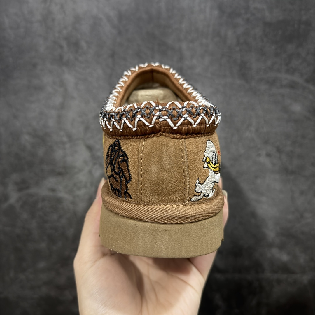 图片[4]-【莞产纯原】PALACE x UGG 7290 Tasman 小恶魔联名款柔软舒适低帮生活休闲鞋 男女同款 秋冬羊皮毛一体雪地靴 全鞋采用ZP同厂 隆丰A级澳洲进口羊皮毛一体 品牌代工厂生产线 完全遵循ZP工艺流程 代工厂原厂版师 秉承无原鞋不开发选择 注重每一处细节 市面最正版型 尺码：35 36 37 38 39 40 41 42 43 44 45-选品中心