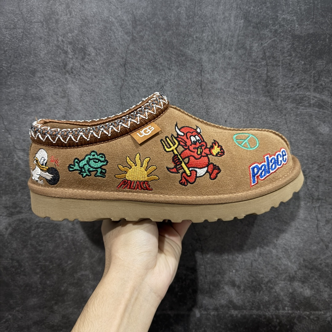 【莞产纯原】PALACE x UGG 7290 Tasman 小恶魔联名款柔软舒适低帮生活休闲鞋 男女同款 秋冬羊皮毛一体雪地靴 全鞋采用ZP同厂 隆丰A级澳洲进口羊皮毛一体 品牌代工厂生产线 完全遵循ZP工艺流程 代工厂原厂版师 秉承无原鞋不开发选择 注重每一处细节 市面最正版型 尺码:35 36 37 38 39 40 41 42 43 44 45-选品中心