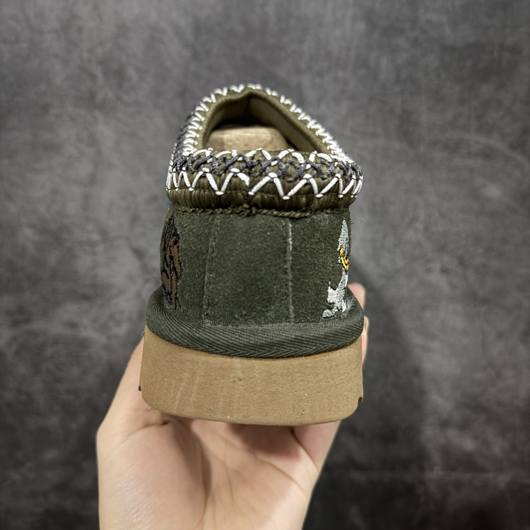 图片[4]-【莞产纯原】PALACE x UGG 7290 Tasman 小恶魔联名款柔软舒适低帮生活休闲鞋 男女同款 秋冬羊皮毛一体雪地靴 全鞋采用ZP同厂 隆丰A级澳洲进口羊皮毛一体 品牌代工厂生产线 完全遵循ZP工艺流程 代工厂原厂版师 秉承无原鞋不开发选择 注重每一处细节 市面最正版型 尺码：35 36 37 38 39 40 41 42 43 44 45-选品中心