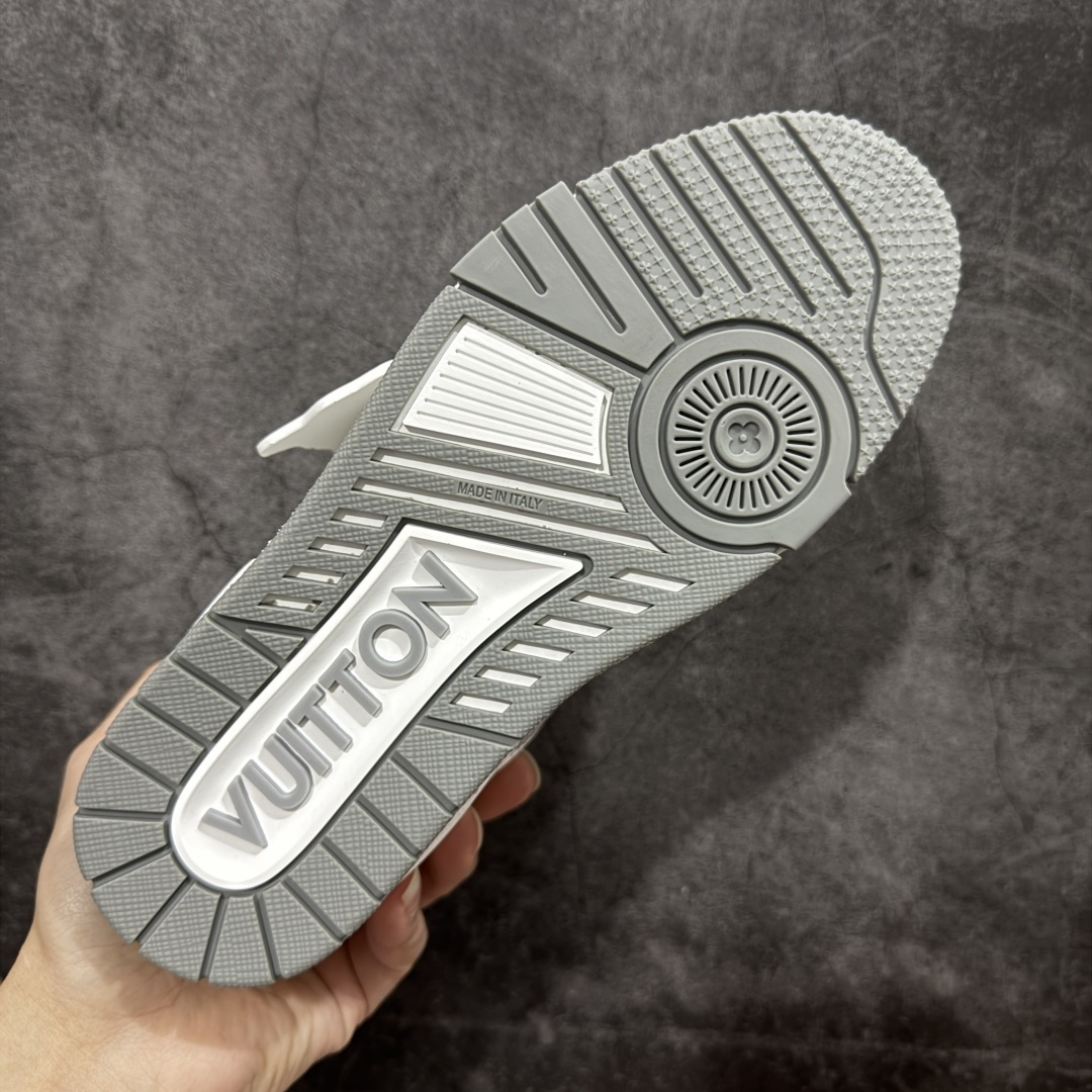 图片[9]-【广东纯原版】Louis Vuitton Trainer lv时装走秀运动鞋 完美鞋型超高的清洁度 零毛边线头瑕疵 全套原楦原纸版原鞋开模 全网最具灵魂的版型 正确原装黄色鞋盒 正确中底印花 鞋面印花3D高频深度立体 全鞋电脑针车 紧密相连 针距密度一致 环保乳胶注塑鞋垫 厚度脚感还原原版 皮面裁剪部位 统一油边封口工艺 原装橡胶大底含胶量大底组合零偏差 专柜全套包装 防尘袋 说明书 质保卡 男女鞋 尺码：35 36 37 38 39 40 41 42 43 44 45-选品中心