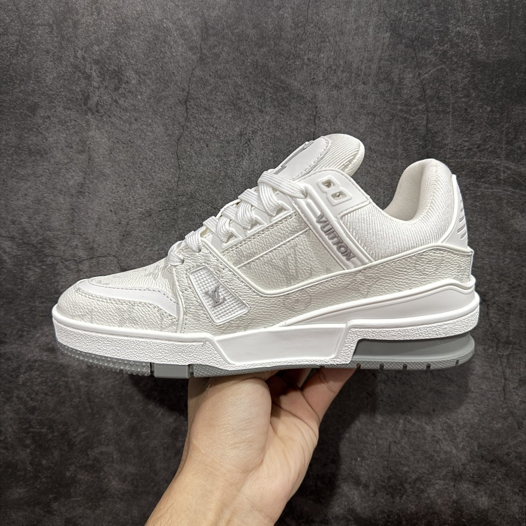 图片[2]-【广东纯原版】Louis Vuitton Trainer lv时装走秀运动鞋 完美鞋型超高的清洁度 零毛边线头瑕疵 全套原楦原纸版原鞋开模 全网最具灵魂的版型 正确原装黄色鞋盒 正确中底印花 鞋面印花3D高频深度立体 全鞋电脑针车 紧密相连 针距密度一致 环保乳胶注塑鞋垫 厚度脚感还原原版 皮面裁剪部位 统一油边封口工艺 原装橡胶大底含胶量大底组合零偏差 专柜全套包装 防尘袋 说明书 质保卡 男女鞋 尺码：35 36 37 38 39 40 41 42 43 44 45-选品中心