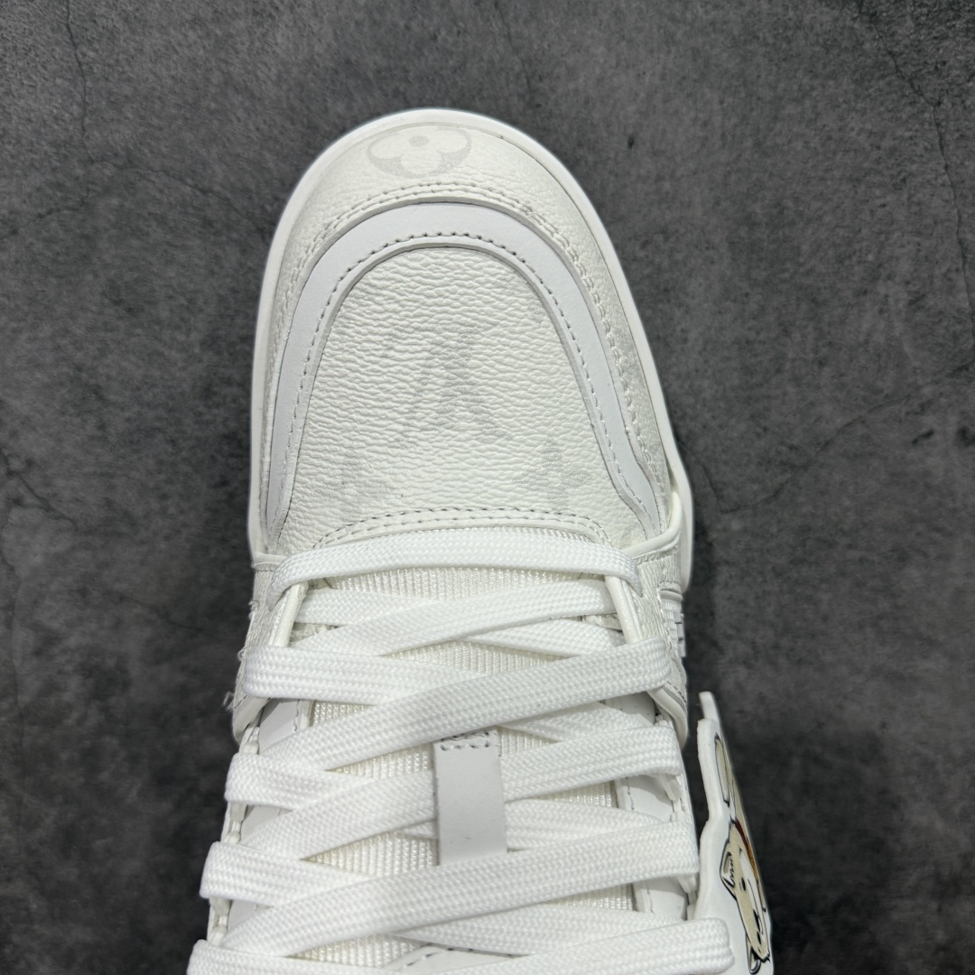 图片[5]-【广东纯原版】Louis Vuitton Trainer lv时装走秀运动鞋 完美鞋型超高的清洁度 零毛边线头瑕疵 全套原楦原纸版原鞋开模 全网最具灵魂的版型 正确原装黄色鞋盒 正确中底印花 鞋面印花3D高频深度立体 全鞋电脑针车 紧密相连 针距密度一致 环保乳胶注塑鞋垫 厚度脚感还原原版 皮面裁剪部位 统一油边封口工艺 原装橡胶大底含胶量大底组合零偏差 专柜全套包装 防尘袋 说明书 质保卡 男女鞋 尺码：35 36 37 38 39 40 41 42 43 44 45-选品中心