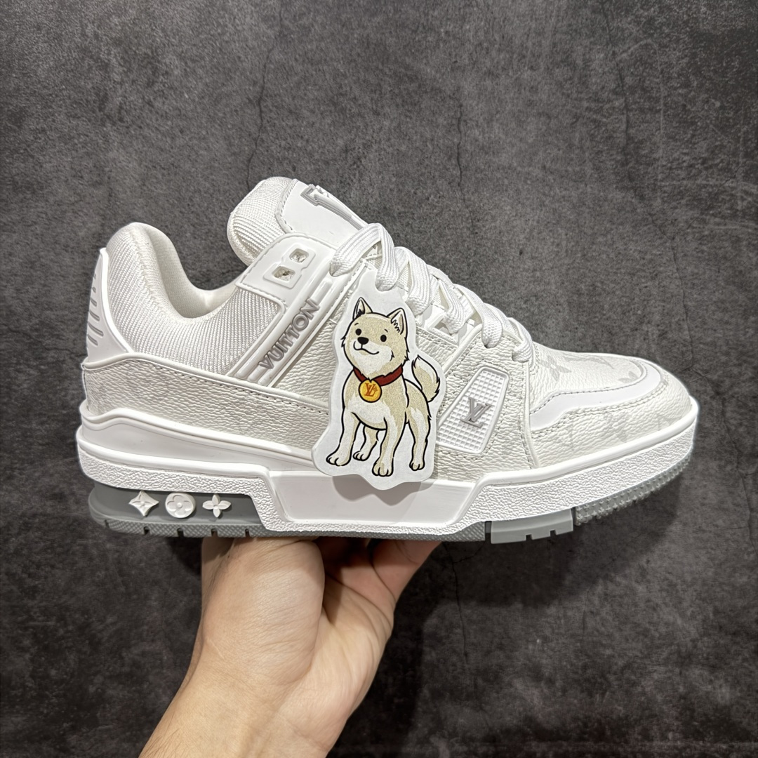 【广东纯原版】Louis Vuitton Trainer lv时装走秀运动鞋 完美鞋型超高的清洁度 零毛边线头瑕疵 全套原楦原纸版原鞋开模 全网最具灵魂的版型 正确原装黄色鞋盒 正确中底印花 鞋面印花3D高频深度立体 全鞋电脑针车 紧密相连 针距密度一致 环保乳胶注塑鞋垫 厚度脚感还原原版 皮面裁剪部位 统一油边封口工艺 原装橡胶大底含胶量大底组合零偏差 专柜全套包装 防尘袋 说明书 质保卡 男女鞋 尺码:35 36 37 38 39 40 41 42 43 44 45-选品中心