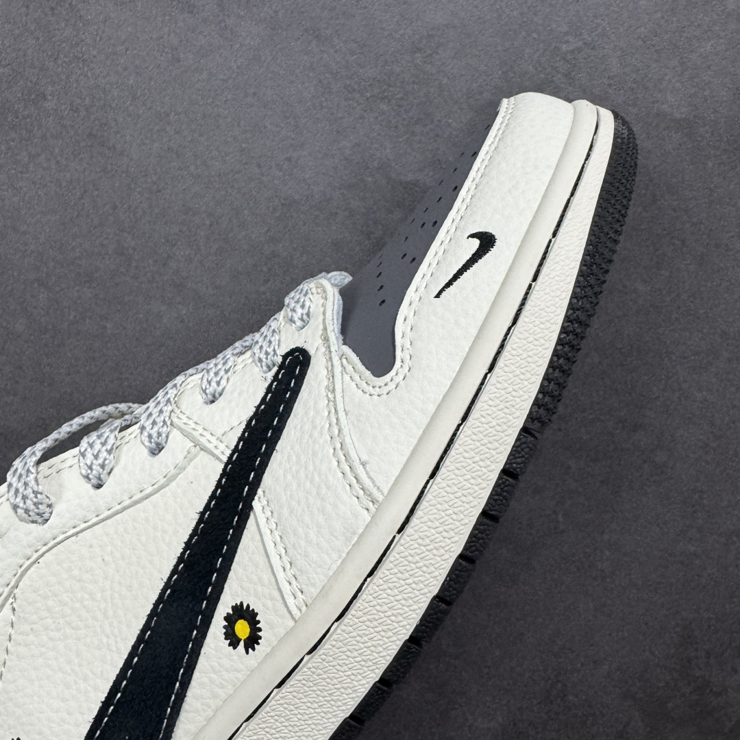 图片[5]-【定制版】Travis Scott x Fragment Design x Air Jordan 1 Low OG SP AJ1 乔1联名 雏菊米灰黑 低帮文化休闲板鞋  #多方联名合作融合了Travis Scott 独特的音乐风格，藤原浩个性的设计风格以及Jordan品牌的经典元素 使其成为一双具有独特身份和价值的鞋子 清新而立体的外观加上联名标识更突出了其独特身份 这种配色方案显示出活力和时尚感 在视觉上引人注目 鞋身的质感和细腻的细节处理使其显得高端而格调十足 这款“倒钩”联名是设计与创意完美结合 融合多方的个性风格是一款备受瞩目的潮流鞋款 货号：QW5088-207  尺码：36 36.5 37.5 38 38.5 39 40 40.5 41 42 42.5 43 44 44.5 45-选品中心