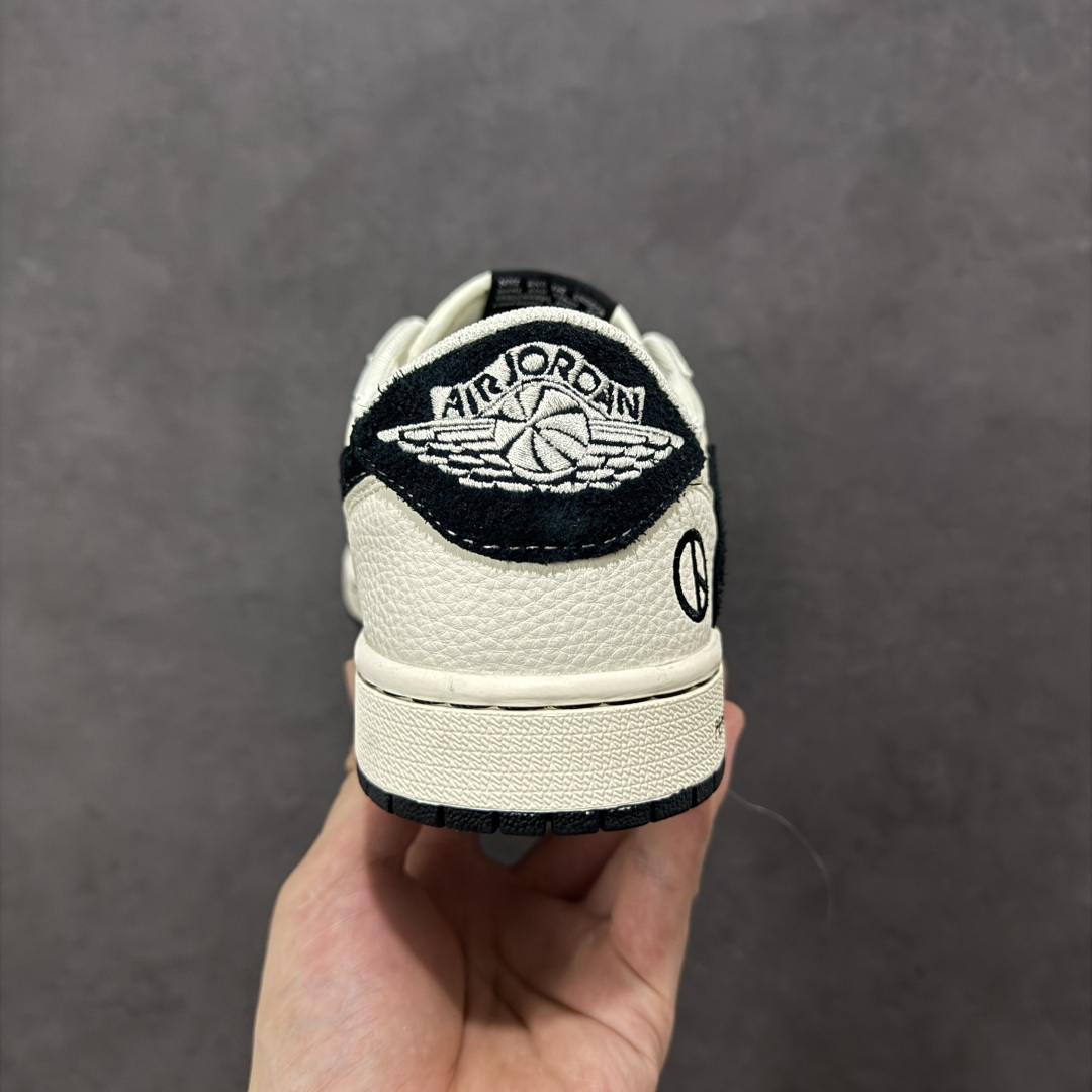 图片[4]-【定制版】Travis Scott x Fragment Design x Air Jordan 1 Low OG SP AJ1 乔1联名 雏菊米灰黑 低帮文化休闲板鞋  #多方联名合作融合了Travis Scott 独特的音乐风格，藤原浩个性的设计风格以及Jordan品牌的经典元素 使其成为一双具有独特身份和价值的鞋子 清新而立体的外观加上联名标识更突出了其独特身份 这种配色方案显示出活力和时尚感 在视觉上引人注目 鞋身的质感和细腻的细节处理使其显得高端而格调十足 这款“倒钩”联名是设计与创意完美结合 融合多方的个性风格是一款备受瞩目的潮流鞋款 货号：QW5088-207  尺码：36 36.5 37.5 38 38.5 39 40 40.5 41 42 42.5 43 44 44.5 45-选品中心