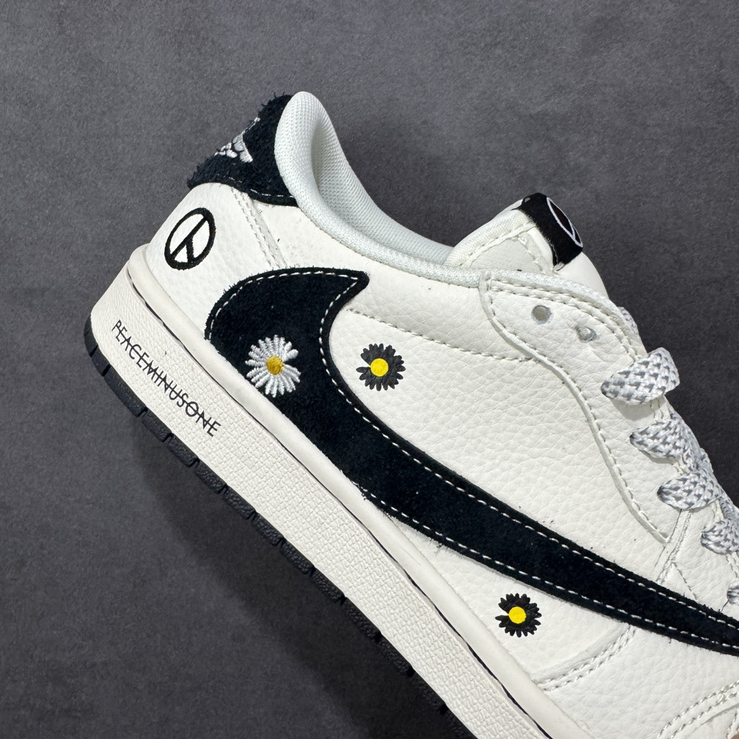 图片[6]-【定制版】Travis Scott x Fragment Design x Air Jordan 1 Low OG SP AJ1 乔1联名 雏菊米灰黑 低帮文化休闲板鞋  #多方联名合作融合了Travis Scott 独特的音乐风格，藤原浩个性的设计风格以及Jordan品牌的经典元素 使其成为一双具有独特身份和价值的鞋子 清新而立体的外观加上联名标识更突出了其独特身份 这种配色方案显示出活力和时尚感 在视觉上引人注目 鞋身的质感和细腻的细节处理使其显得高端而格调十足 这款“倒钩”联名是设计与创意完美结合 融合多方的个性风格是一款备受瞩目的潮流鞋款 货号：QW5088-207  尺码：36 36.5 37.5 38 38.5 39 40 40.5 41 42 42.5 43 44 44.5 45-选品中心