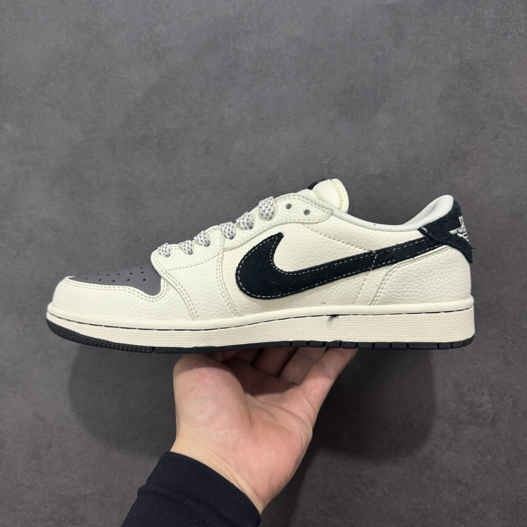 图片[2]-【定制版】Travis Scott x Fragment Design x Air Jordan 1 Low OG SP AJ1 乔1联名 雏菊米灰黑 低帮文化休闲板鞋  #多方联名合作融合了Travis Scott 独特的音乐风格，藤原浩个性的设计风格以及Jordan品牌的经典元素 使其成为一双具有独特身份和价值的鞋子 清新而立体的外观加上联名标识更突出了其独特身份 这种配色方案显示出活力和时尚感 在视觉上引人注目 鞋身的质感和细腻的细节处理使其显得高端而格调十足 这款“倒钩”联名是设计与创意完美结合 融合多方的个性风格是一款备受瞩目的潮流鞋款 货号：QW5088-207  尺码：36 36.5 37.5 38 38.5 39 40 40.5 41 42 42.5 43 44 44.5 45-选品中心