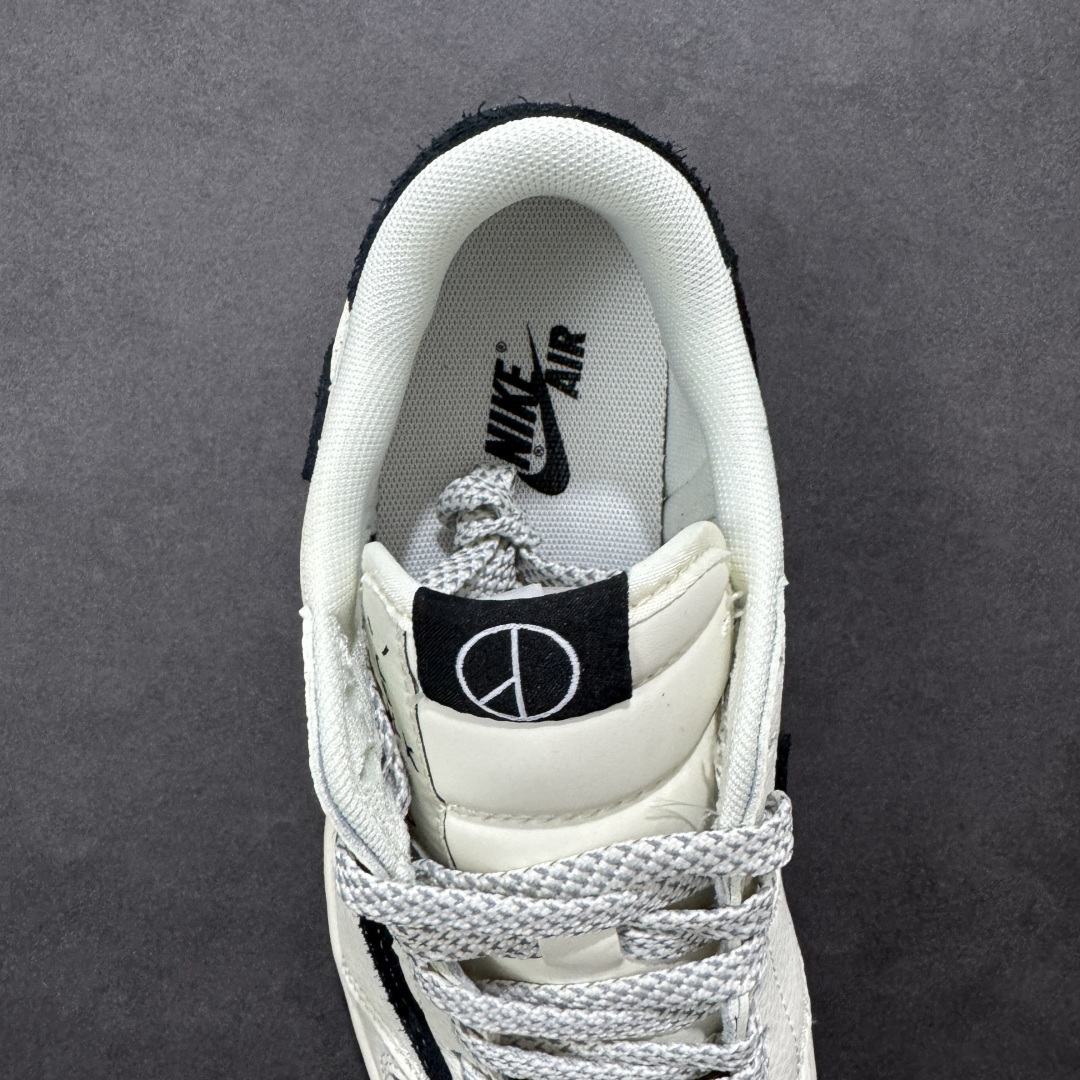 图片[7]-【定制版】Travis Scott x Fragment Design x Air Jordan 1 Low OG SP AJ1 乔1联名 雏菊米灰黑 低帮文化休闲板鞋  #多方联名合作融合了Travis Scott 独特的音乐风格，藤原浩个性的设计风格以及Jordan品牌的经典元素 使其成为一双具有独特身份和价值的鞋子 清新而立体的外观加上联名标识更突出了其独特身份 这种配色方案显示出活力和时尚感 在视觉上引人注目 鞋身的质感和细腻的细节处理使其显得高端而格调十足 这款“倒钩”联名是设计与创意完美结合 融合多方的个性风格是一款备受瞩目的潮流鞋款 货号：QW5088-207  尺码：36 36.5 37.5 38 38.5 39 40 40.5 41 42 42.5 43 44 44.5 45-选品中心