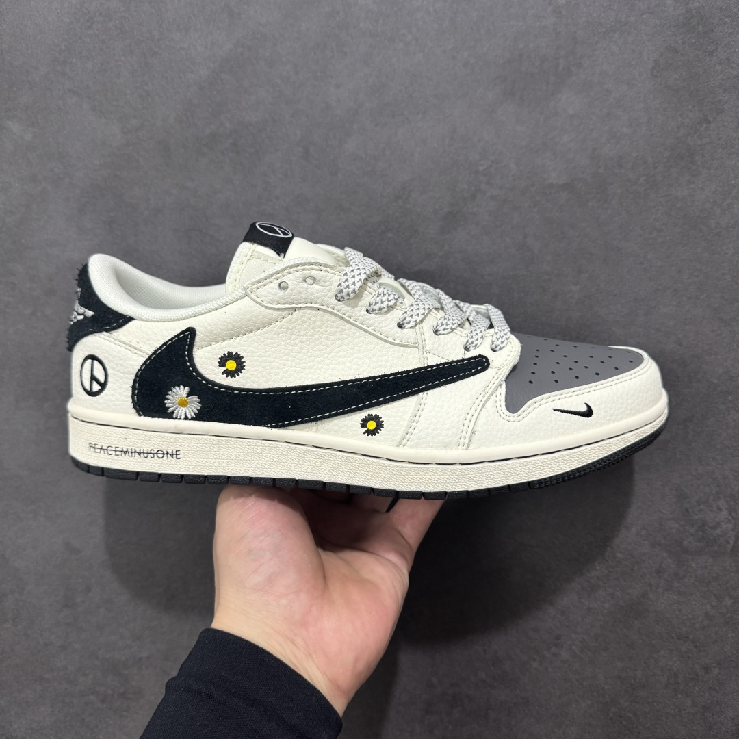 【定制版】Travis Scott x Fragment Design x Air Jordan 1 Low OG SP AJ1 乔1联名 雏菊米灰黑 低帮文化休闲板鞋 #多方联名合作融合了Travis Scott 独特的音乐风格,藤原浩个性的设计风格以及Jordan品牌的经典元素 使其成为一双具有独特身份和价值的鞋子 清新而立体的外观加上联名标识更突出了其独特身份 这种配色方案显示出活力和时尚感 在视觉上引人注目 鞋身的质感和细腻的细节处理使其显得高端而格调十足 这款“倒钩”联名是设计与创意完美结合 融合多方的个性风格是一款备受瞩目的潮流鞋款 货号:QW5088-207 尺码:36 36.5 37.5 38 38.5 39 40 40.5 41 42 42.5 43 44 44.5 45-选品中心