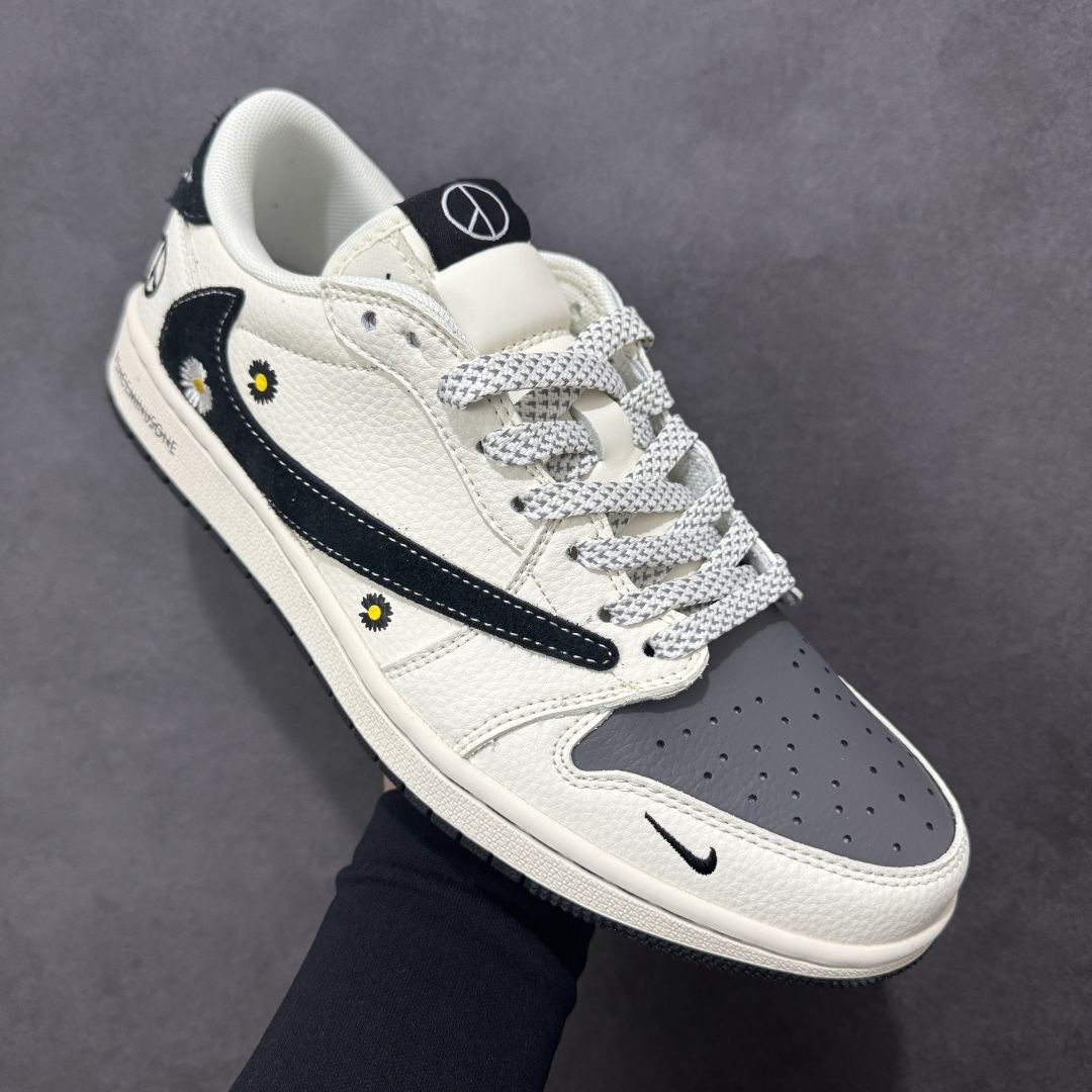 图片[3]-【定制版】Travis Scott x Fragment Design x Air Jordan 1 Low OG SP AJ1 乔1联名 雏菊米灰黑 低帮文化休闲板鞋  #多方联名合作融合了Travis Scott 独特的音乐风格，藤原浩个性的设计风格以及Jordan品牌的经典元素 使其成为一双具有独特身份和价值的鞋子 清新而立体的外观加上联名标识更突出了其独特身份 这种配色方案显示出活力和时尚感 在视觉上引人注目 鞋身的质感和细腻的细节处理使其显得高端而格调十足 这款“倒钩”联名是设计与创意完美结合 融合多方的个性风格是一款备受瞩目的潮流鞋款 货号：QW5088-207  尺码：36 36.5 37.5 38 38.5 39 40 40.5 41 42 42.5 43 44 44.5 45-选品中心