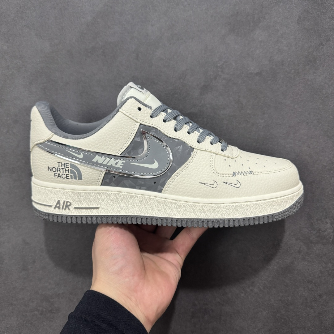 【定制版】NIKE AIR FORCE 1‘07 北面米灰勾 空军一号 低帮休闲鞋 原楦头原纸板 打造纯正低帮空军版型 专注外贸渠道 全掌内置蜂窝气垫 原盒配件 原厂中底钢印、拉帮完美 货号:DF0188-114 尺码:36 36.5 37.5 38 38.5 39 40 40.5 41 42 42.5 43 44 45 编码:HXSA310320-选品中心