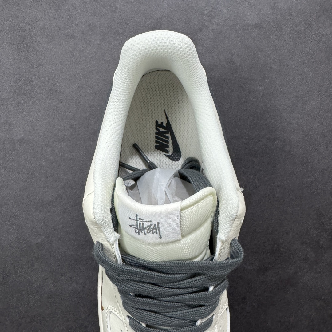 图片[7]-【定制版】Nike Air Force 1\’07 Low 斯图西联名 米深灰金标 空军一号低帮休闲板鞋 XX3168-223  #原楦头原纸板 原装鞋盒 定制五金配件 内置全掌气垫 原厂鞋底   尺码：36 36.5 37.5 38 38.5 39 40 40.5 41 42 42.5 43 44 44.5 45 编码：HXSB310320-选品中心
