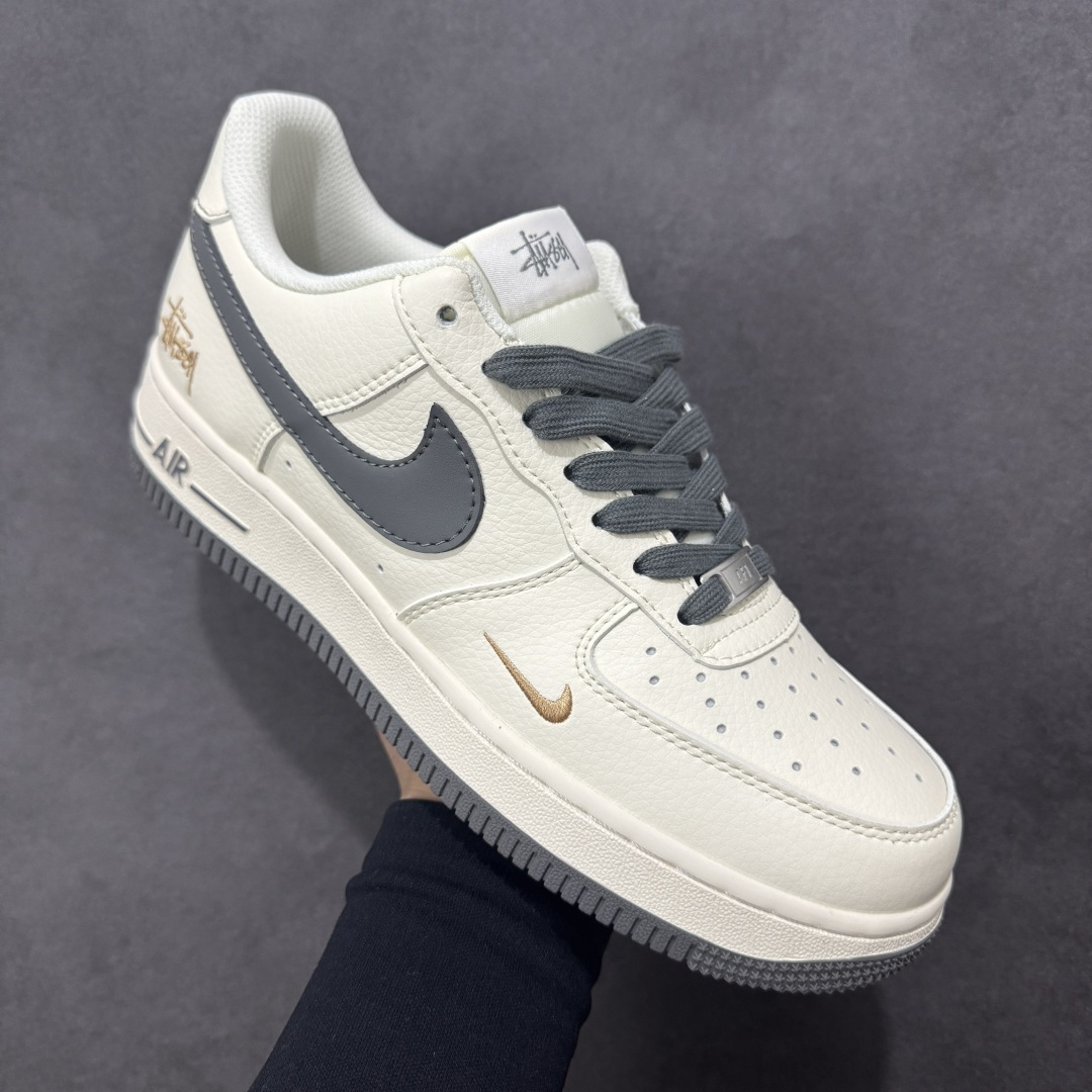 图片[3]-【定制版】Nike Air Force 1\’07 Low 斯图西联名 米深灰金标 空军一号低帮休闲板鞋 XX3168-223  #原楦头原纸板 原装鞋盒 定制五金配件 内置全掌气垫 原厂鞋底   尺码：36 36.5 37.5 38 38.5 39 40 40.5 41 42 42.5 43 44 44.5 45 编码：HXSB310320-选品中心