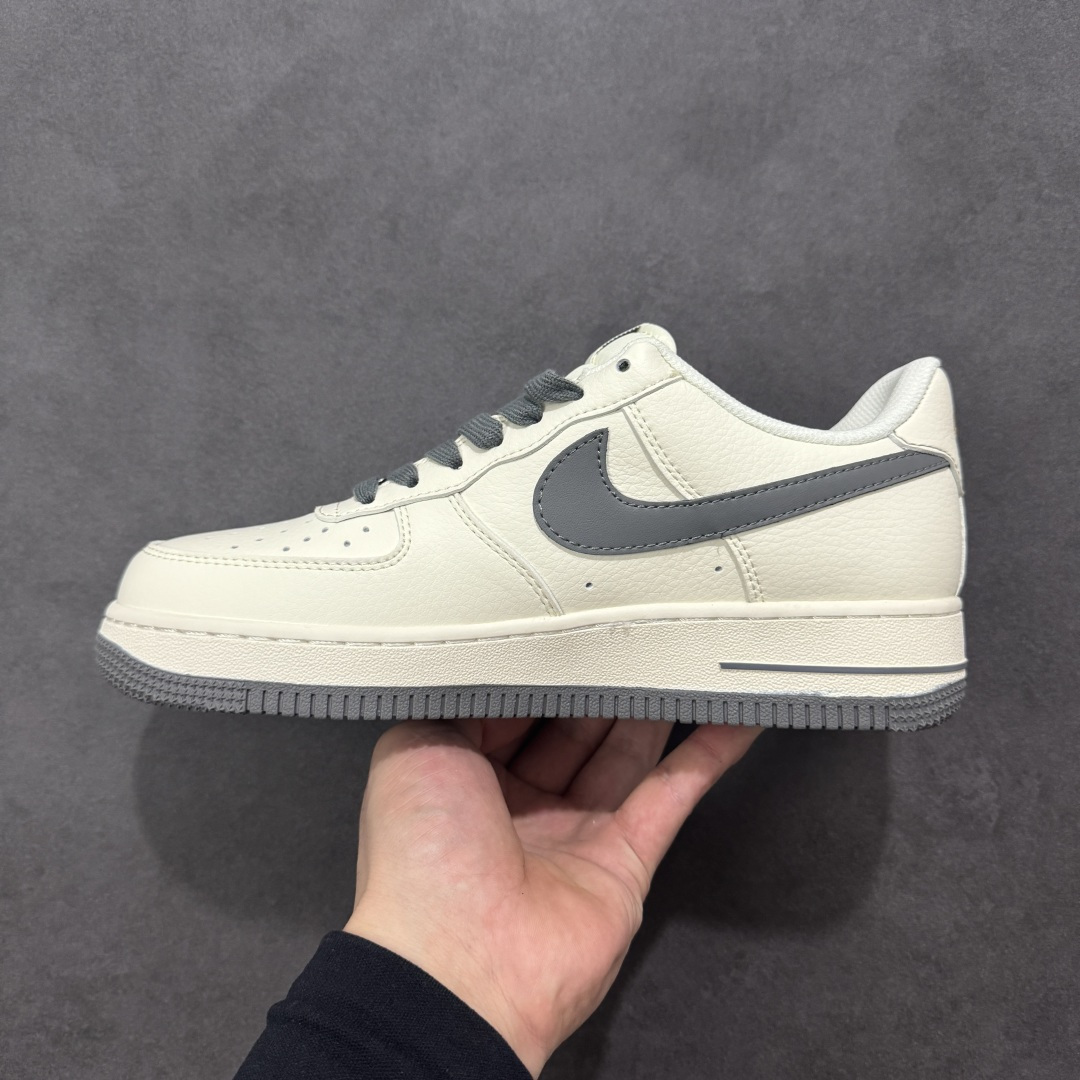 图片[2]-【定制版】Nike Air Force 1\’07 Low 斯图西联名 米深灰金标 空军一号低帮休闲板鞋 XX3168-223  #原楦头原纸板 原装鞋盒 定制五金配件 内置全掌气垫 原厂鞋底   尺码：36 36.5 37.5 38 38.5 39 40 40.5 41 42 42.5 43 44 44.5 45 编码：HXSB310320-选品中心