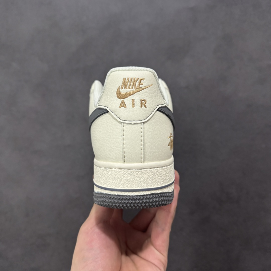 图片[4]-【定制版】Nike Air Force 1\’07 Low 斯图西联名 米深灰金标 空军一号低帮休闲板鞋 XX3168-223  #原楦头原纸板 原装鞋盒 定制五金配件 内置全掌气垫 原厂鞋底   尺码：36 36.5 37.5 38 38.5 39 40 40.5 41 42 42.5 43 44 44.5 45 编码：HXSB310320-选品中心