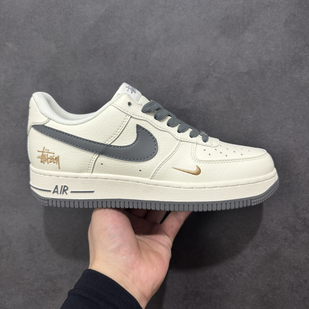【定制版】Nike Air Force 1\'07 Low 斯图西联名 米深灰金标 空军一号低帮休闲板鞋 XX3168-223 #原楦头原纸板 原装鞋盒 定制五金配件 内置全掌气垫 原厂鞋底 尺码:36 36.5 37.5 38 38.5 39 40 40.5 41 42 42.5 43 44 44.5 45 编码:HXSB310320-选品中心