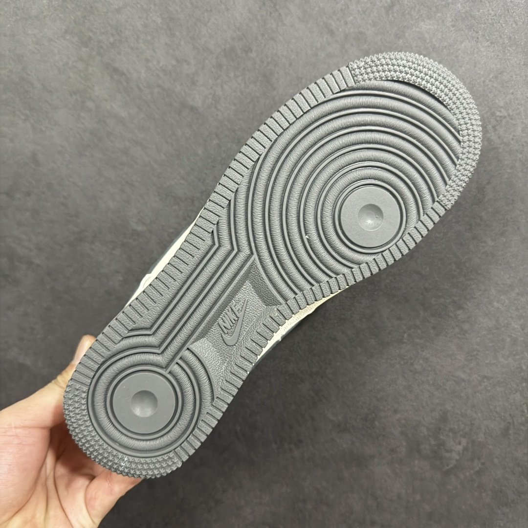 图片[9]-【定制版】Nike Air Force 1\’07 Low 斯图西联名 米深灰金标 空军一号低帮休闲板鞋 XX3168-223  #原楦头原纸板 原装鞋盒 定制五金配件 内置全掌气垫 原厂鞋底   尺码：36 36.5 37.5 38 38.5 39 40 40.5 41 42 42.5 43 44 44.5 45 编码：HXSB310320-选品中心