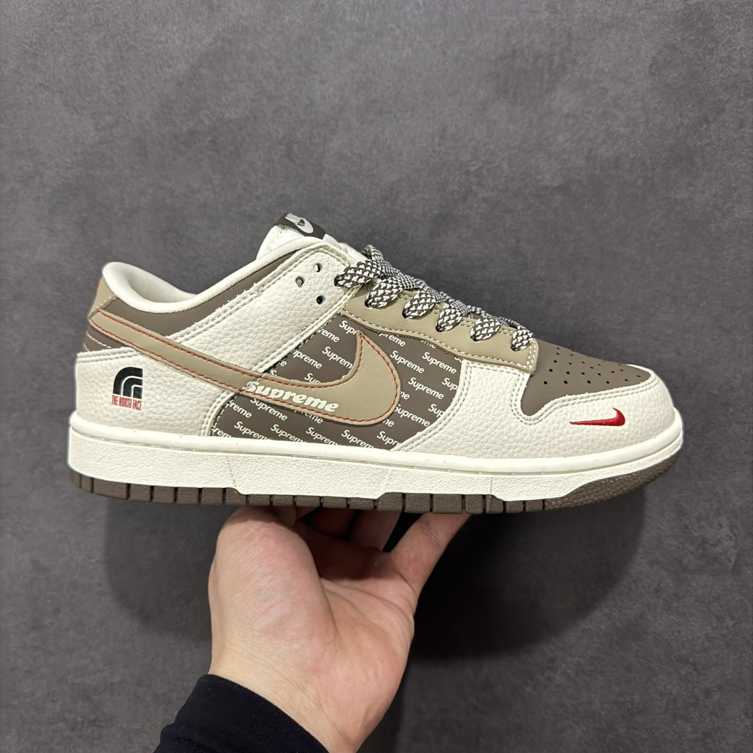 【定制版】NK SB Dunk Low“北面联名——米浅棕” 周年高端定制 低帮休闲板鞋 定制鞋盒 大厂纯原品质出货 超高清洁度 皮料切割干净无任何毛边 细节完美 货号:DG1988-012 尺码: 36 36.5 37.5 38 38.5 39 40 40.5 41 42 42.5 43 44 44.5 45 编码:HXSB330340-选品中心