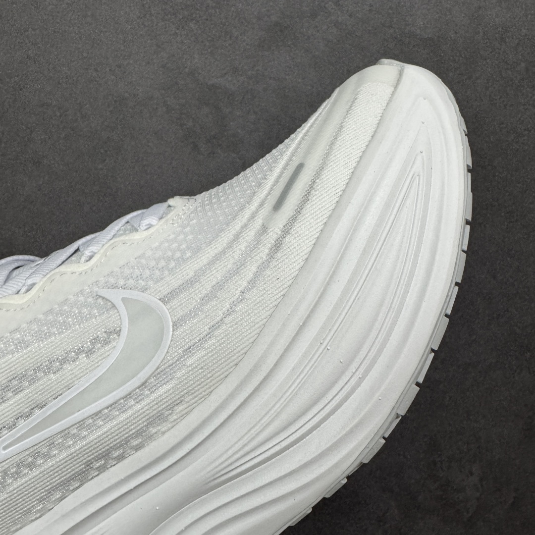 图片[5]-【公司级】Nike VOMERO PLUS 耐克 舒适减震防滑 低帮跑步鞋 全掌ReactX泡绵中底 前掌和后跟还配备了Air Zoom气垫单元 据说跑起来更快更舒适哦 这次最大的升级点 首次引入了ReactX泡绵 货号：HV8150-102 尺码：36 36.5 37.5 38 38.5 39 40 40.5 41 42 42.5 43 44 45 46-选品中心