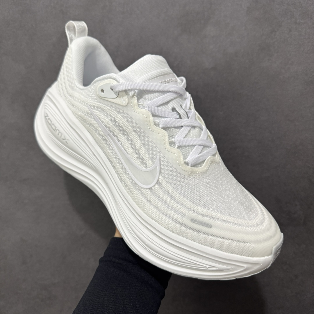 图片[3]-【公司级】Nike VOMERO PLUS 耐克 舒适减震防滑 低帮跑步鞋 全掌ReactX泡绵中底 前掌和后跟还配备了Air Zoom气垫单元 据说跑起来更快更舒适哦 这次最大的升级点 首次引入了ReactX泡绵 货号：HV8150-102 尺码：36 36.5 37.5 38 38.5 39 40 40.5 41 42 42.5 43 44 45 46-选品中心