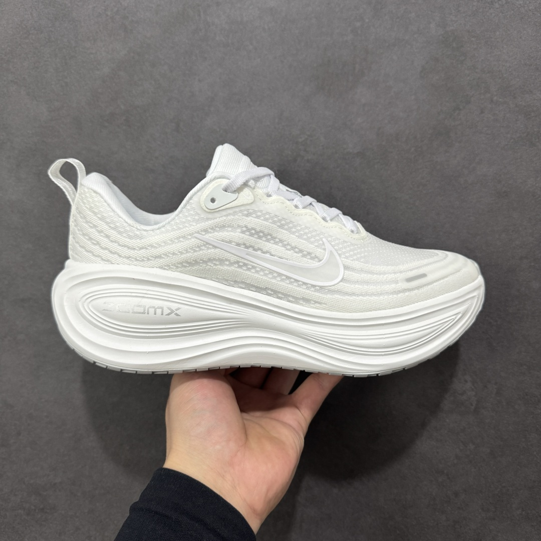 【公司级】Nike VOMERO PLUS 耐克 舒适减震防滑 低帮跑步鞋 全掌ReactX泡绵中底 前掌和后跟还配备了Air Zoom气垫单元 据说跑起来更快更舒适哦 这次最大的升级点 首次引入了ReactX泡绵 货号:HV8150-102 尺码:36 36.5 37.5 38 38.5 39 40 40.5 41 42 42.5 43 44 45 46-选品中心