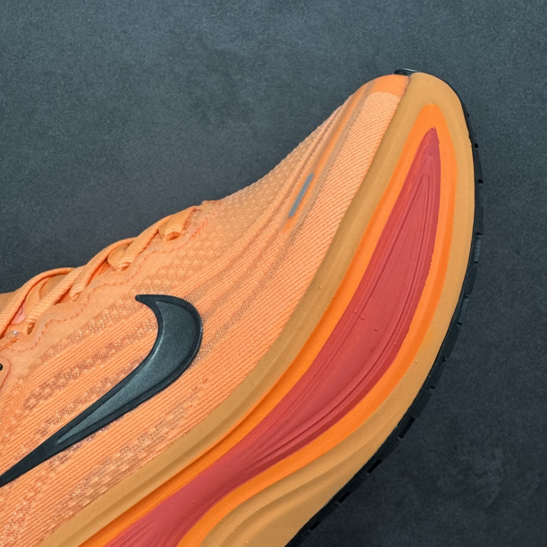 图片[5]-【公司级】Nike VOMERO PLUS 耐克 舒适减震防滑 低帮跑步鞋 全掌ReactX泡绵中底 前掌和后跟还配备了Air Zoom气垫单元 据说跑起来更快更舒适哦 这次最大的升级点 首次引入了ReactX泡绵 货号：HV8150-801 尺码：36 36.5 37.5 38 38.5 39 40 40.5 41 42 42.5 43 44 45-选品中心