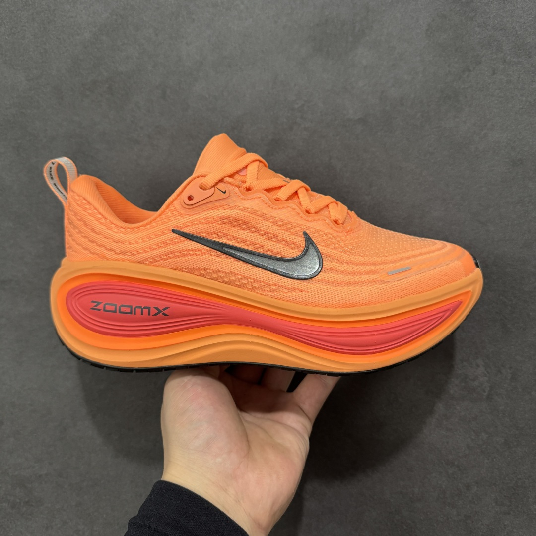 【公司级】Nike VOMERO PLUS 耐克 舒适减震防滑 低帮跑步鞋 全掌ReactX泡绵中底 前掌和后跟还配备了Air Zoom气垫单元 据说跑起来更快更舒适哦 这次最大的升级点 首次引入了ReactX泡绵 货号:HV8150-801 尺码:36 36.5 37.5 38 38.5 39 40 40.5 41 42 42.5 43 44 45-选品中心