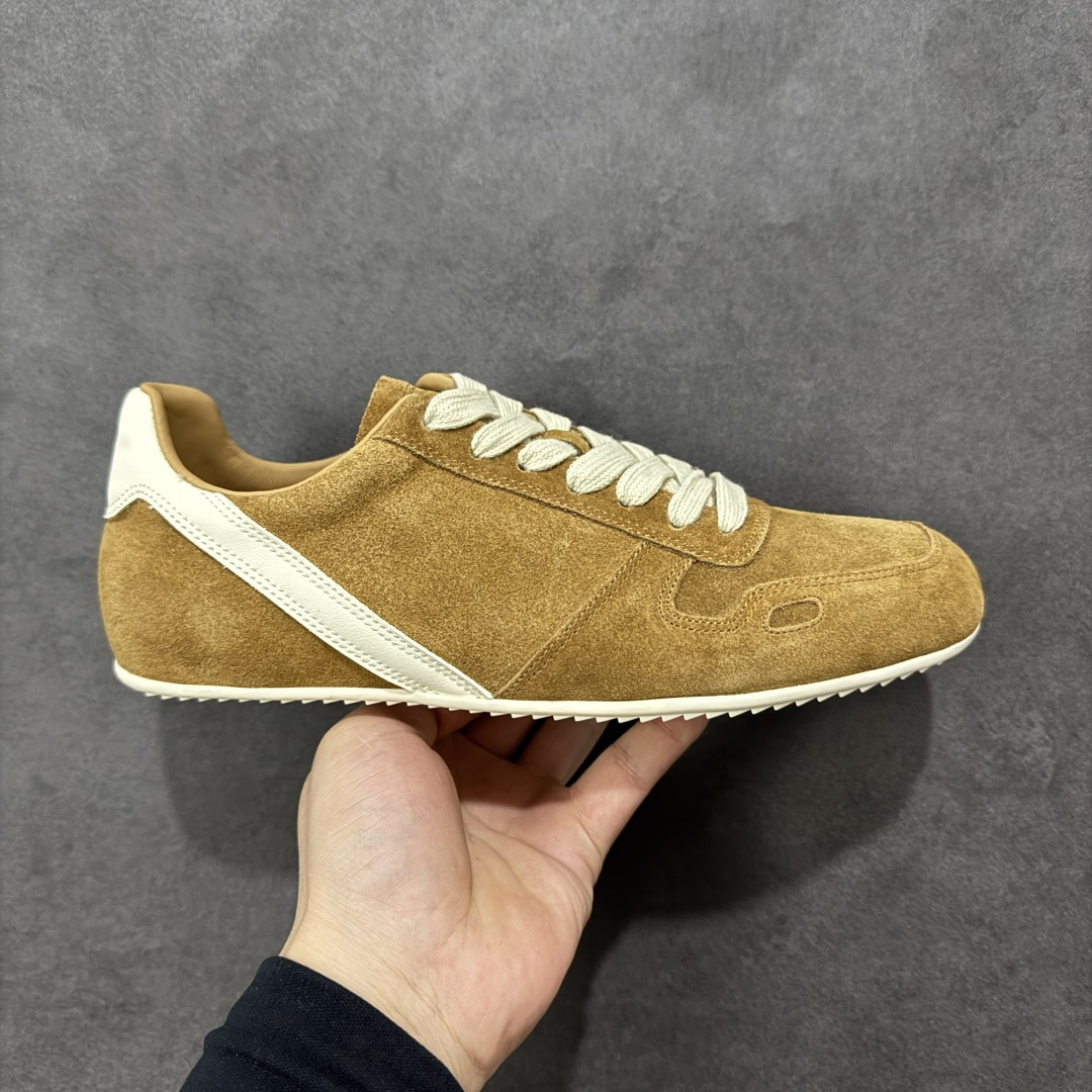 【广东纯原版本】RICK OWENS / RO Minimal Sneaker 瑞克欧文斯小牛绒面革 圆头系带低帮生活休闲鞋 广东大厂出品 原版购入开发 采用全头层小牛皮，散发出品质与独特设计的高级光芒。每一寸的小牛皮，都是奢华的代名词，触感柔软，充满贵族气息。这不仅仅是一款材质，更是对时尚品位的完美追求。搭配你的潮流穿搭，瞬间让整体品质提升。 鞋面：原版定制进口反绒皮➕粒面小牛皮 内里：进口丝绸羊皮 大底：原版开模橡胶大底 尺码：36-45-选品中心