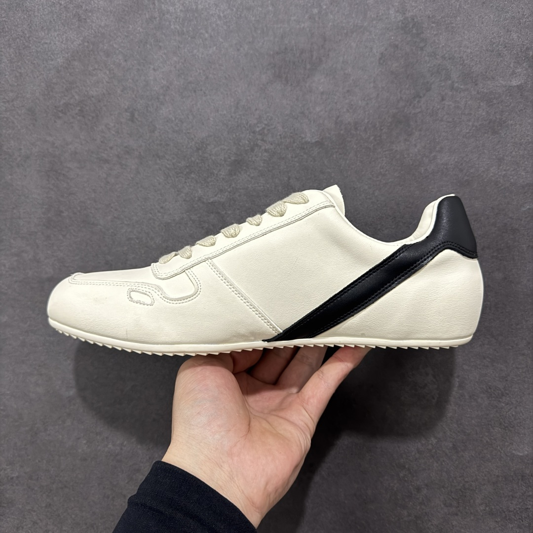 图片[2]-【广东纯原版本】RICK OWENS / RO Minimal Sneaker 瑞克欧文斯小牛绒面革 圆头系带低帮生活休闲鞋 广东大厂出品 原版购入开发 采用全头层小牛皮，散发出品质与独特设计的高级光芒。每一寸的小牛皮，都是奢华的代名词，触感柔软，充满贵族气息。这不仅仅是一款材质，更是对时尚品位的完美追求。搭配你的潮流穿搭，瞬间让整体品质提升。 鞋面：原版定制进口反绒皮➕粒面小牛皮 内里：进口丝绸羊皮 大底：原版开模橡胶大底 尺码：36-45-选品中心