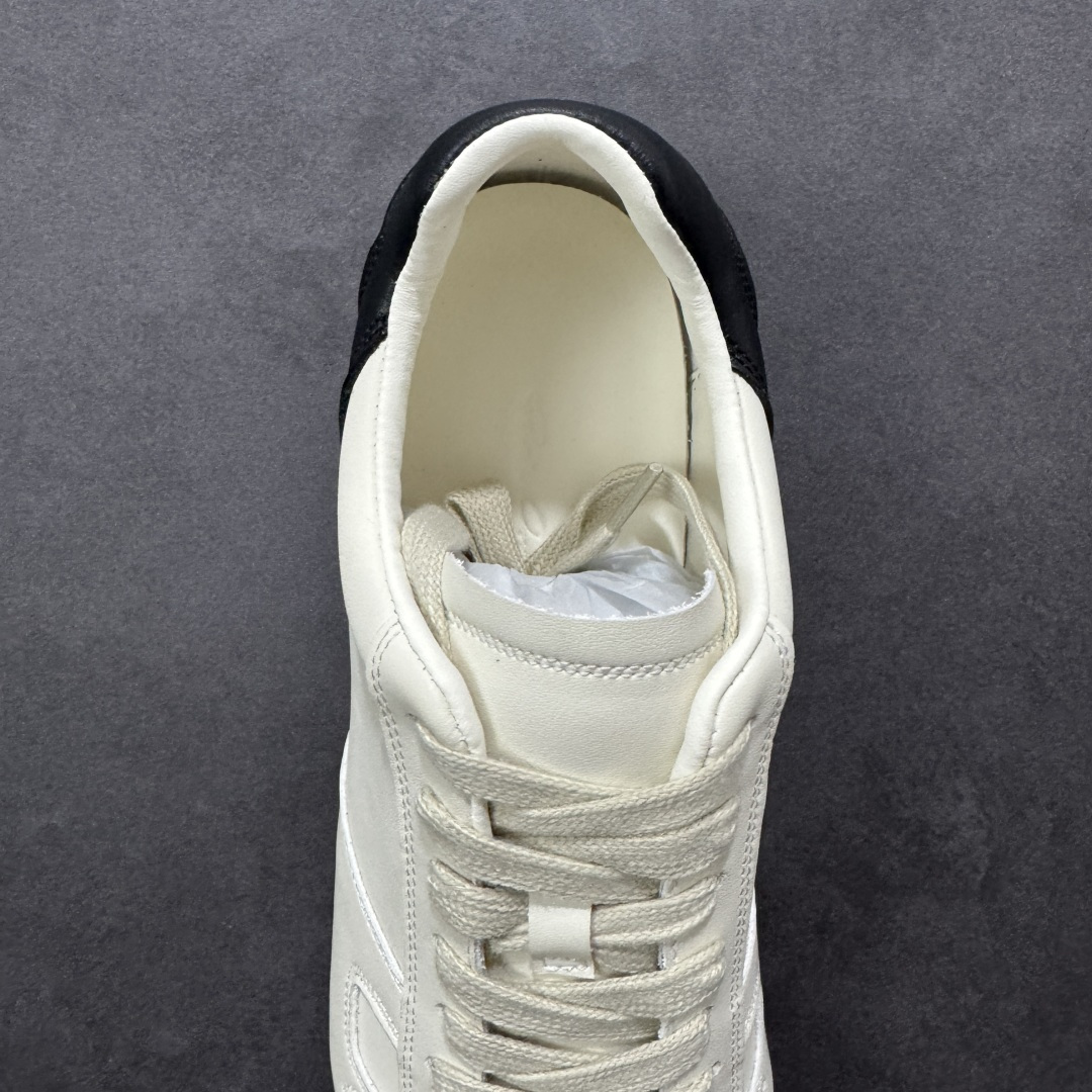 图片[7]-【广东纯原版本】RICK OWENS / RO Minimal Sneaker 瑞克欧文斯小牛绒面革 圆头系带低帮生活休闲鞋 广东大厂出品 原版购入开发 采用全头层小牛皮，散发出品质与独特设计的高级光芒。每一寸的小牛皮，都是奢华的代名词，触感柔软，充满贵族气息。这不仅仅是一款材质，更是对时尚品位的完美追求。搭配你的潮流穿搭，瞬间让整体品质提升。 鞋面：原版定制进口反绒皮➕粒面小牛皮 内里：进口丝绸羊皮 大底：原版开模橡胶大底 尺码：36-45-选品中心