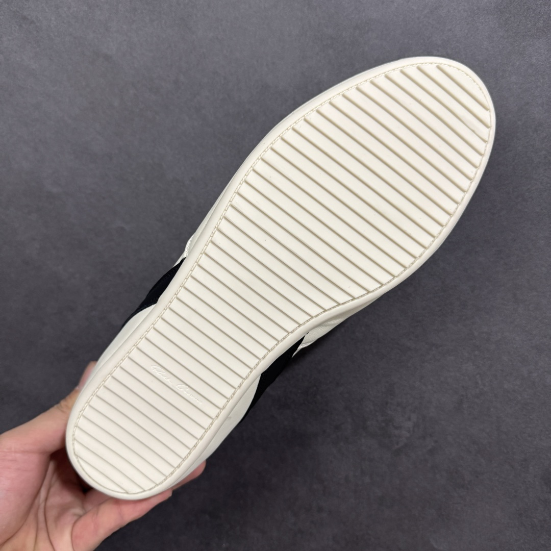 图片[9]-【广东纯原版本】RICK OWENS / RO Minimal Sneaker 瑞克欧文斯小牛绒面革 圆头系带低帮生活休闲鞋 广东大厂出品 原版购入开发 采用全头层小牛皮，散发出品质与独特设计的高级光芒。每一寸的小牛皮，都是奢华的代名词，触感柔软，充满贵族气息。这不仅仅是一款材质，更是对时尚品位的完美追求。搭配你的潮流穿搭，瞬间让整体品质提升。 鞋面：原版定制进口反绒皮➕粒面小牛皮 内里：进口丝绸羊皮 大底：原版开模橡胶大底 尺码：36-45-选品中心