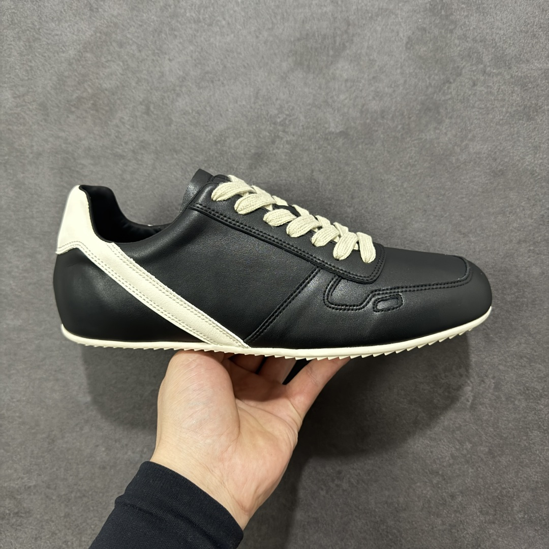 【广东纯原版本】RICK OWENS / RO Minimal Sneaker 瑞克欧文斯小牛绒面革 圆头系带低帮生活休闲鞋 广东大厂出品 原版购入开发 采用全头层小牛皮，散发出品质与独特设计的高级光芒。每一寸的小牛皮，都是奢华的代名词，触感柔软，充满贵族气息。这不仅仅是一款材质，更是对时尚品位的完美追求。搭配你的潮流穿搭，瞬间让整体品质提升。 鞋面：原版定制进口反绒皮➕粒面小牛皮 内里：进口丝绸羊皮 大底：原版开模橡胶大底 尺码：36-45-选品中心