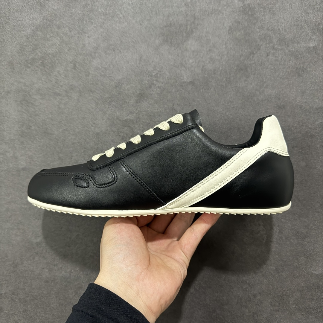 图片[2]-【广东纯原版本】RICK OWENS / RO Minimal Sneaker 瑞克欧文斯小牛绒面革 圆头系带低帮生活休闲鞋 广东大厂出品 原版购入开发 采用全头层小牛皮，散发出品质与独特设计的高级光芒。每一寸的小牛皮，都是奢华的代名词，触感柔软，充满贵族气息。这不仅仅是一款材质，更是对时尚品位的完美追求。搭配你的潮流穿搭，瞬间让整体品质提升。 鞋面：原版定制进口反绒皮➕粒面小牛皮 内里：进口丝绸羊皮 大底：原版开模橡胶大底 尺码：36-45-选品中心