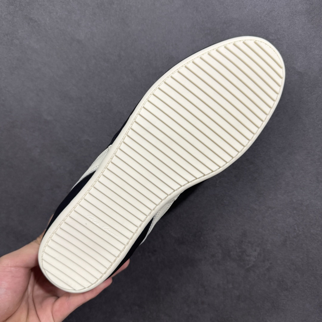 图片[9]-【广东纯原版本】RICK OWENS / RO Minimal Sneaker 瑞克欧文斯小牛绒面革 圆头系带低帮生活休闲鞋 广东大厂出品 原版购入开发 采用全头层小牛皮，散发出品质与独特设计的高级光芒。每一寸的小牛皮，都是奢华的代名词，触感柔软，充满贵族气息。这不仅仅是一款材质，更是对时尚品位的完美追求。搭配你的潮流穿搭，瞬间让整体品质提升。 鞋面：原版定制进口反绒皮➕粒面小牛皮 内里：进口丝绸羊皮 大底：原版开模橡胶大底 尺码：36-45-选品中心