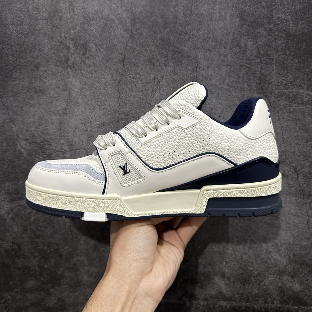 图片[2]-【天花板/Goat版】 市场最强版 没有之一的存在💪🏻 Louis Vuitton LV Trainer 系列全新版上架 手里有正品的可以对比下🆚懂货的看细节‼️ 此版品质是市场从未达到的新高度！ 整体版型 皮料 牛仔布的色差 压花纹路清晰度 后跟版型等等 都可以自行对比[机智]吊打市场所有货，怒甩十条街的那种，直接来正品对比图🆚，欢迎拿市场各大工厂的货来对比！ 尺码：35-45码-选品中心