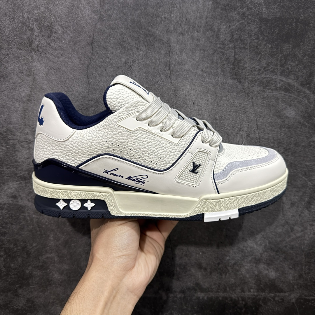 【天花板/Goat版】 市场最强版 没有之一的存在💪🏻 Louis Vuitton LV Trainer 系列全新版上架 手里有正品的可以对比下🆚懂货的看细节‼️ 此版品质是市场从未达到的新高度！ 整体版型 皮料 牛仔布的色差 压花纹路清晰度 后跟版型等等 都可以自行对比[机智]吊打市场所有货，怒甩十条街的那种，直接来正品对比图🆚，欢迎拿市场各大工厂的货来对比！ 尺码：35-45码-选品中心