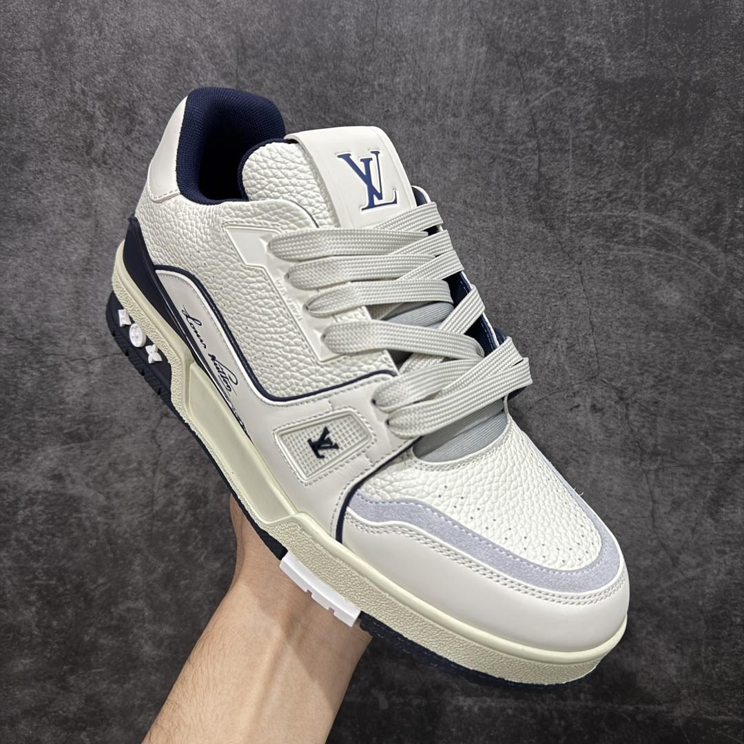 图片[3]-【天花板/Goat版】 市场最强版 没有之一的存在💪🏻 Louis Vuitton LV Trainer 系列全新版上架 手里有正品的可以对比下🆚懂货的看细节‼️ 此版品质是市场从未达到的新高度！ 整体版型 皮料 牛仔布的色差 压花纹路清晰度 后跟版型等等 都可以自行对比[机智]吊打市场所有货，怒甩十条街的那种，直接来正品对比图🆚，欢迎拿市场各大工厂的货来对比！ 尺码：35-45码-选品中心