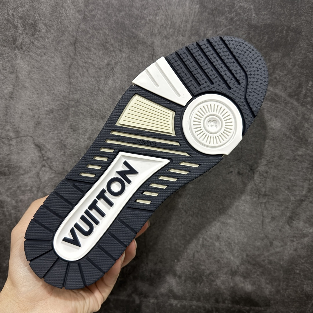 图片[9]-【天花板/Goat版】 市场最强版 没有之一的存在💪🏻 Louis Vuitton LV Trainer 系列全新版上架 手里有正品的可以对比下🆚懂货的看细节‼️ 此版品质是市场从未达到的新高度！ 整体版型 皮料 牛仔布的色差 压花纹路清晰度 后跟版型等等 都可以自行对比[机智]吊打市场所有货，怒甩十条街的那种，直接来正品对比图🆚，欢迎拿市场各大工厂的货来对比！ 尺码：35-45码-选品中心