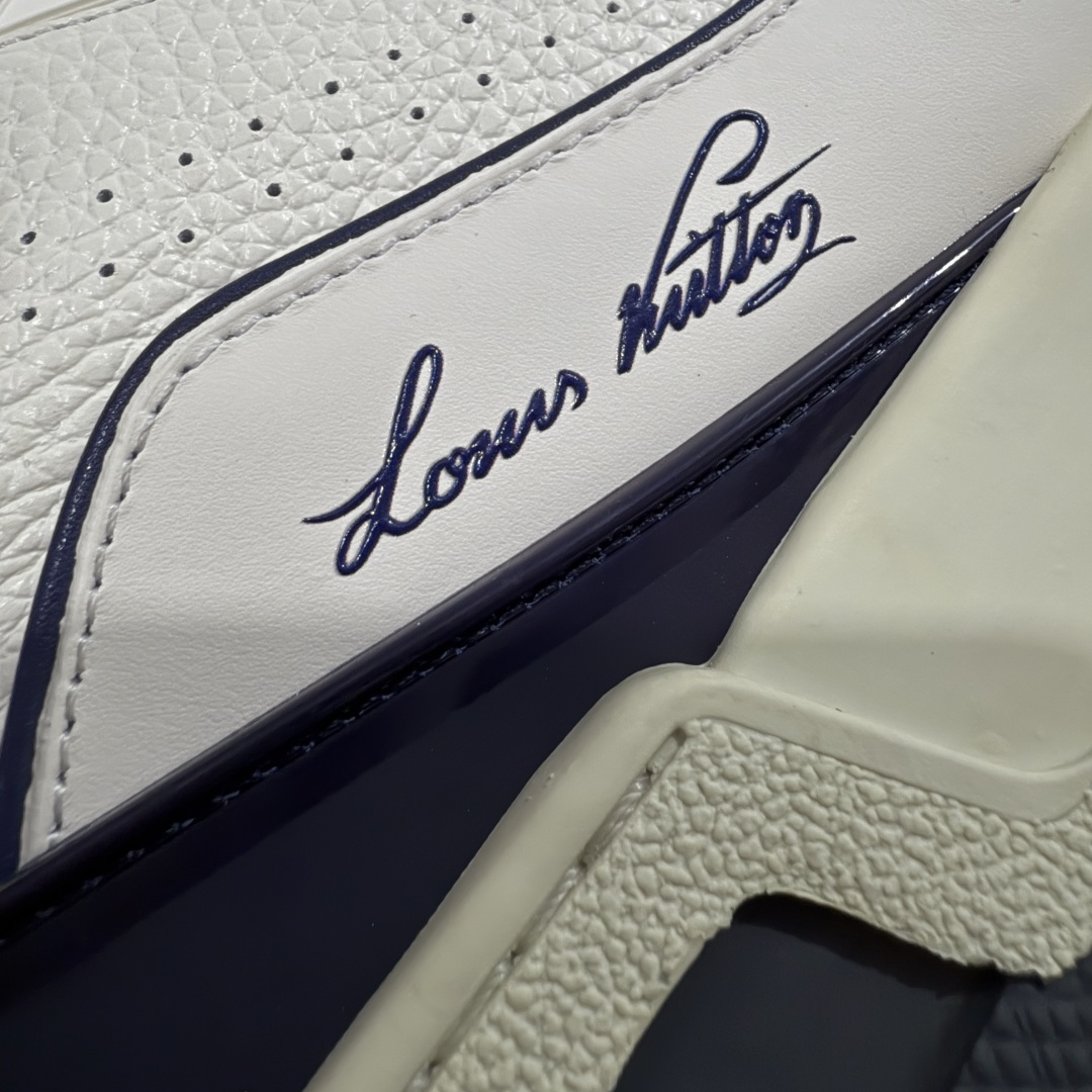 图片[4]-【天花板/Goat版】 市场最强版 没有之一的存在💪🏻 Louis Vuitton LV Trainer 系列全新版上架 手里有正品的可以对比下🆚懂货的看细节‼️ 此版品质是市场从未达到的新高度！ 整体版型 皮料 牛仔布的色差 压花纹路清晰度 后跟版型等等 都可以自行对比[机智]吊打市场所有货，怒甩十条街的那种，直接来正品对比图🆚，欢迎拿市场各大工厂的货来对比！ 尺码：35-45码-选品中心