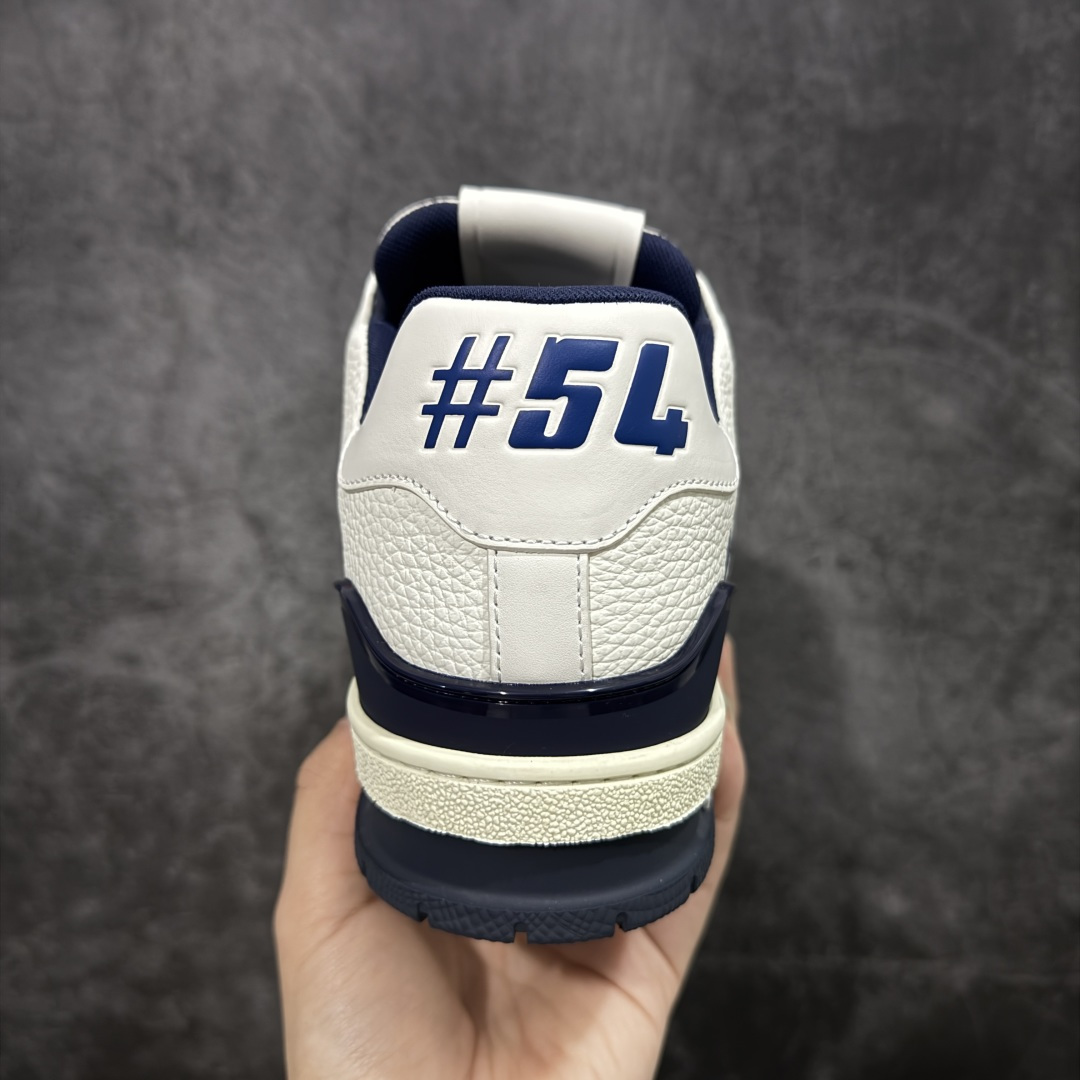 图片[4]-【天花板/Goat版】 市场最强版 没有之一的存在💪🏻 Louis Vuitton LV Trainer 系列全新版上架 手里有正品的可以对比下🆚懂货的看细节‼️ 此版品质是市场从未达到的新高度！ 整体版型 皮料 牛仔布的色差 压花纹路清晰度 后跟版型等等 都可以自行对比[机智]吊打市场所有货，怒甩十条街的那种，直接来正品对比图🆚，欢迎拿市场各大工厂的货来对比！ 尺码：35-45码-选品中心