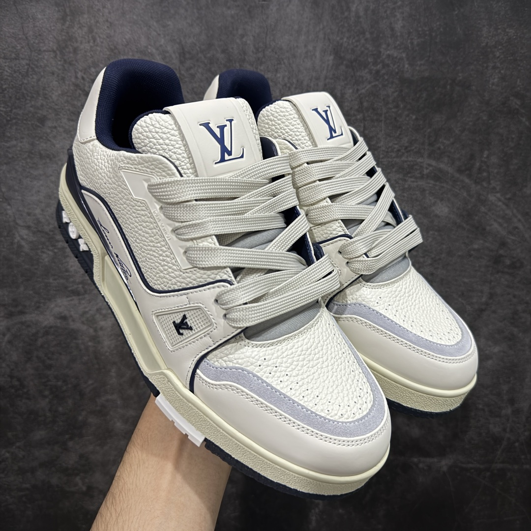 【天花板/Goat版】 市场最强版 没有之一的存在💪🏻 Louis Vuitton LV Trainer 系列全新版上架 手里有正品的可以对比下🆚懂货的看细节‼️ 此版品质是市场从未达到的新高度！ 整体版型 皮料 牛仔布的色差 压花纹路清晰度 后跟版型等等 都可以自行对比[机智]吊打市场所有货，怒甩十条街的那种，直接来正品对比图🆚，欢迎拿市场各大工厂的货来对比！ 尺码：35-45码-选品中心