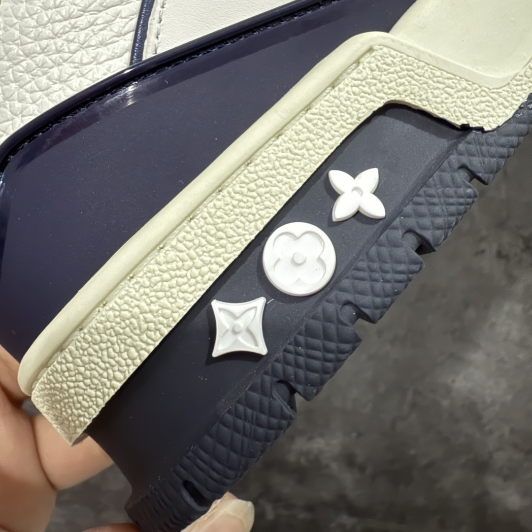 图片[3]-【天花板/Goat版】 市场最强版 没有之一的存在💪🏻 Louis Vuitton LV Trainer 系列全新版上架 手里有正品的可以对比下🆚懂货的看细节‼️ 此版品质是市场从未达到的新高度！ 整体版型 皮料 牛仔布的色差 压花纹路清晰度 后跟版型等等 都可以自行对比[机智]吊打市场所有货，怒甩十条街的那种，直接来正品对比图🆚，欢迎拿市场各大工厂的货来对比！ 尺码：35-45码-选品中心