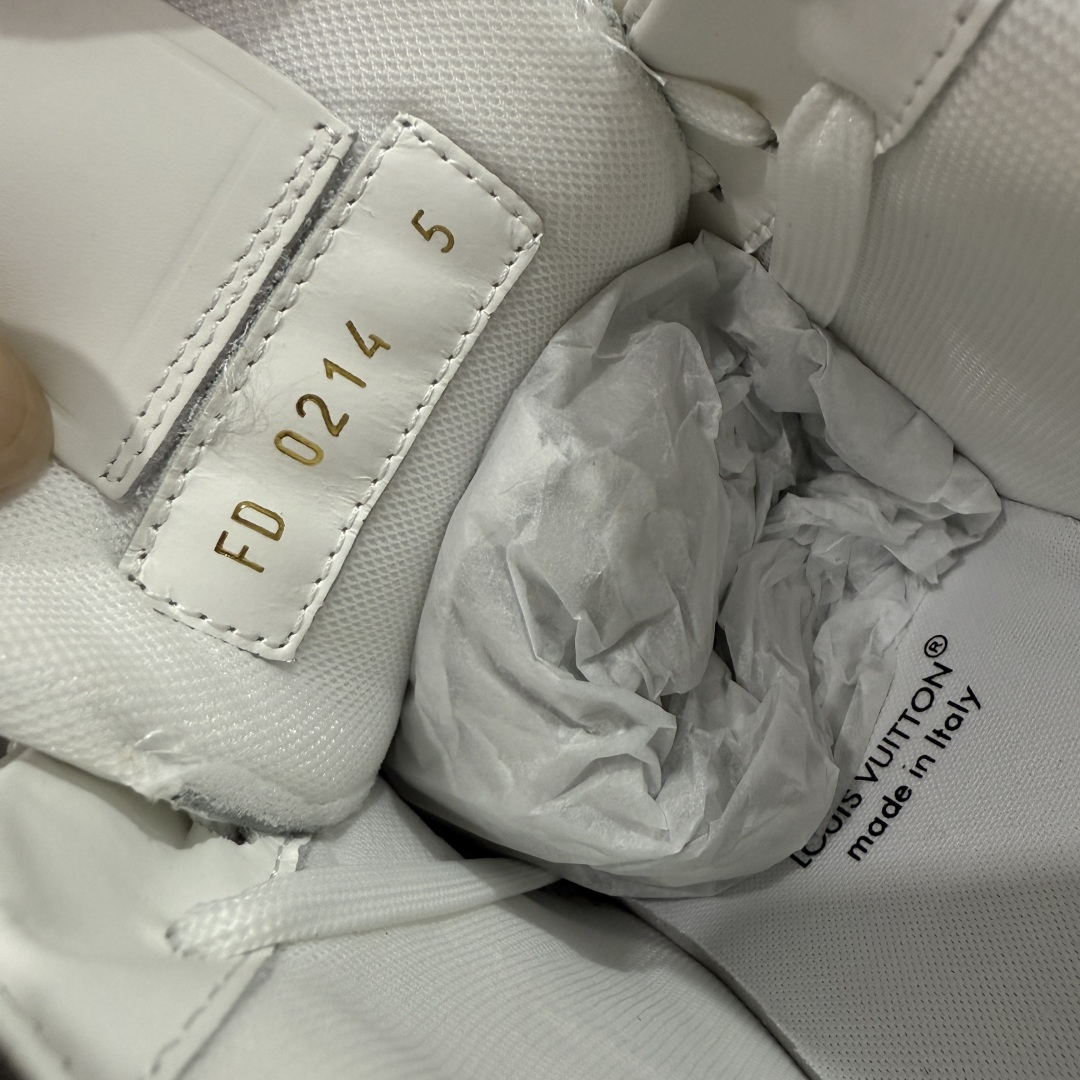 图片[7]-【天花板/Goat版】 市场最强版 没有之一的存在💪🏻 Louis Vuitton LV Trainer 系列全新版上架 手里有正品的可以对比下🆚懂货的看细节‼️ 此版品质是市场从未达到的新高度！ 整体版型 皮料 牛仔布的色差 压花纹路清晰度 后跟版型等等 都可以自行对比[机智]吊打市场所有货，怒甩十条街的那种，直接来正品对比图🆚，欢迎拿市场各大工厂的货来对比！ 尺码：35-45码-选品中心