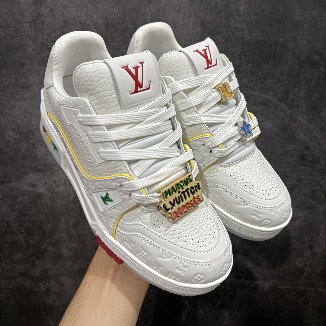 【天花板/Goat版】 市场最强版 没有之一的存在💪🏻 Louis Vuitton LV Trainer 系列全新版上架 手里有正品的可以对比下🆚懂货的看细节‼️ 此版品质是市场从未达到的新高度！ 整体版型 皮料 牛仔布的色差 压花纹路清晰度 后跟版型等等 都可以自行对比[机智]吊打市场所有货，怒甩十条街的那种，直接来正品对比图🆚，欢迎拿市场各大工厂的货来对比！ 尺码：35-45码-选品中心