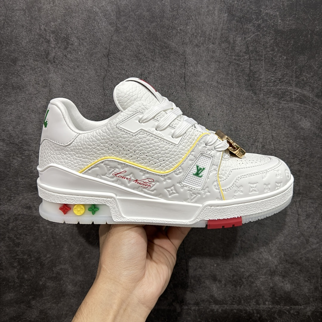 【天花板/Goat版】 市场最强版 没有之一的存在💪🏻 Louis Vuitton LV Trainer 系列全新版上架 手里有正品的可以对比下🆚懂货的看细节‼️ 此版品质是市场从未达到的新高度！ 整体版型 皮料 牛仔布的色差 压花纹路清晰度 后跟版型等等 都可以自行对比[机智]吊打市场所有货，怒甩十条街的那种，直接来正品对比图🆚，欢迎拿市场各大工厂的货来对比！ 尺码：35-45码-选品中心